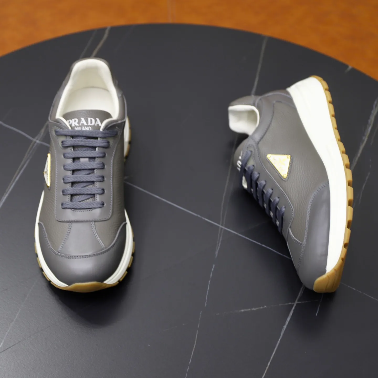 Factory price: 740💰Top original order Brand: PRADA (Prada) Standard code: Men's size 38/44 (45 can be customized) Grade: Same as the official website Material: Original cowhide stitching imported cowhide lining Original combination two-color wear-resistant soft outsole Style category: Leisure and sports version Young fashion European and American trend British style Color: Real picture color